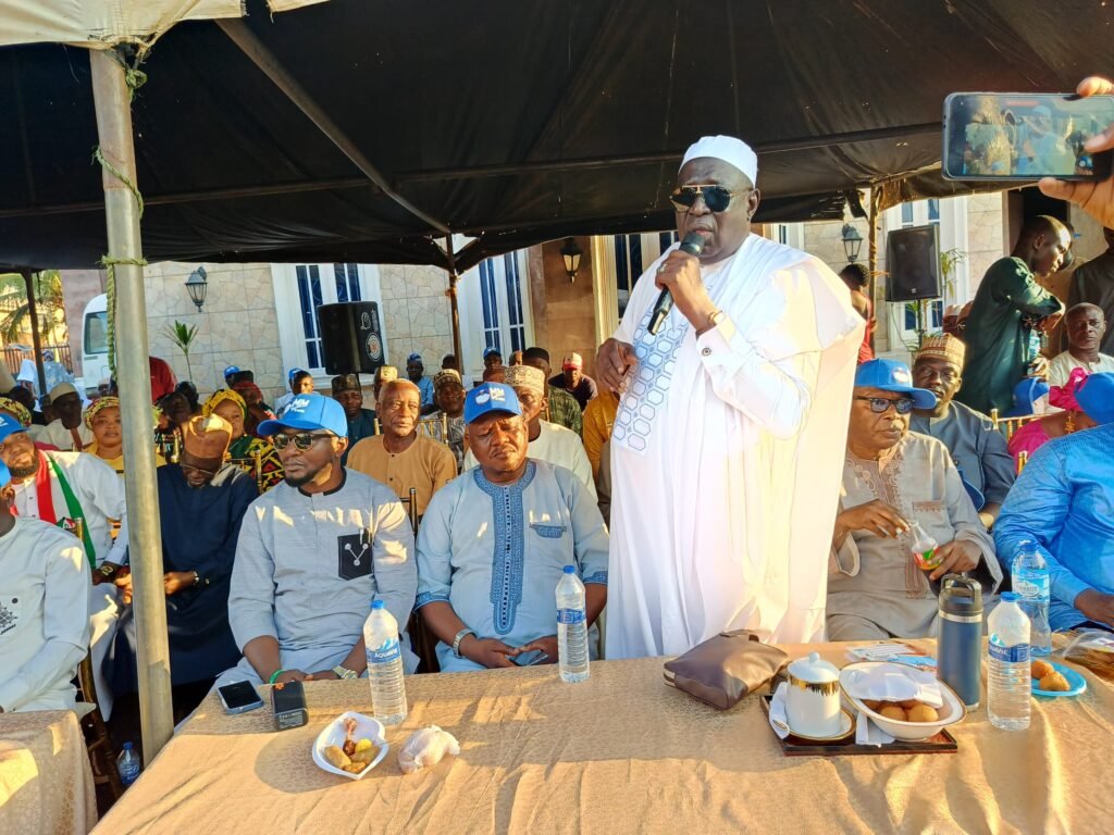 Loyalty Rewarded: Mashood Mustapha Gives Out Cars, Millions in Cash to Supporters at Maulud Celebration in Ilorin – SpiceyGists Loyalty Rewarded: Mashood Mustapha Gives Out Cars, Millions in Cash to Supporters at Maolud Celebration in Ilorin