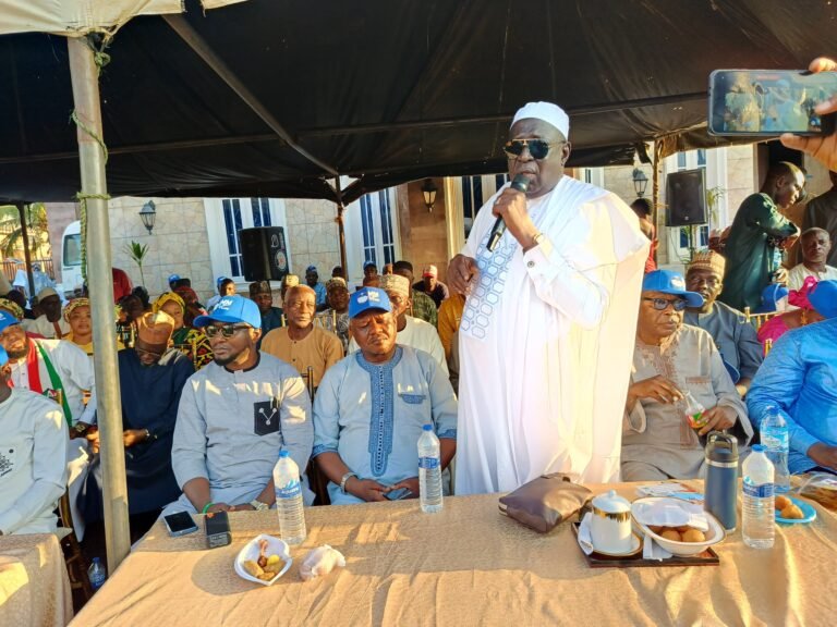 Loyalty Rewarded: Mashood Mustapha Gives Out Cars, Millions in Cash to Supporters at Maulud Celebration in Ilorin – SpiceyGists Loyalty Rewarded: Mashood Mustapha Gives Out Cars, Millions in Cash to Supporters at Maolud Celebration in Ilorin