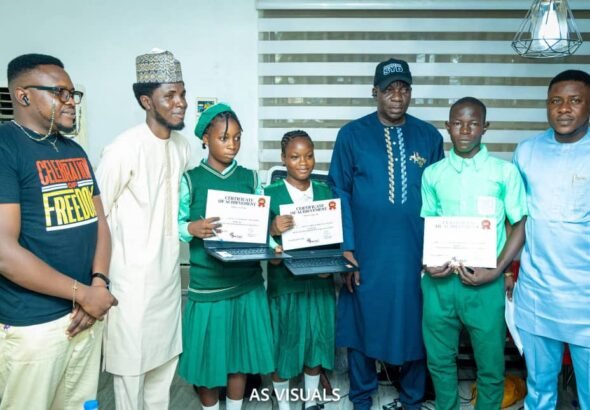 FactualTimes Celebrates Oyewale Oyelola at 40, Rewards Students with Laptops, Cash Prizes – SpiceyGists FactualTimes Celebrates Oyewale Oyelola at 40, Rewards Students with Laptops, Cash Prizes