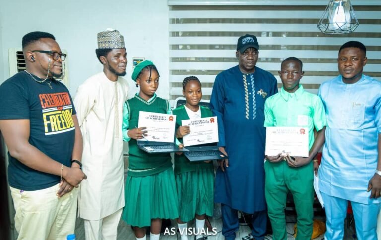 FactualTimes Celebrates Oyewale Oyelola at 40, Rewards Students with Laptops, Cash Prizes – SpiceyGists FactualTimes Celebrates Oyewale Oyelola at 40, Rewards Students with Laptops, Cash Prizes