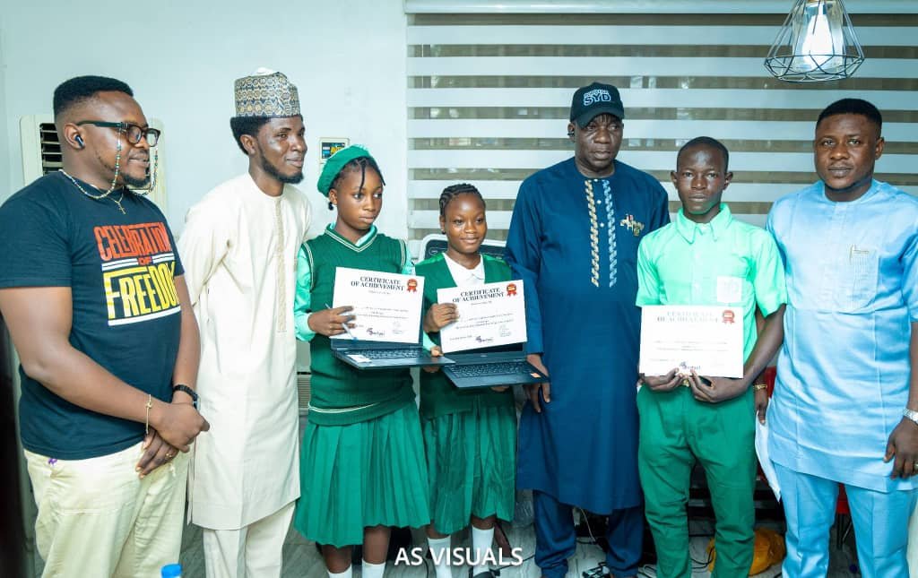 FactualTimes Celebrates Oyewale Oyelola at 40, Rewards Students with Laptops, Cash Prizes – SpiceyGists FactualTimes Celebrates Oyewale Oyelola at 40, Rewards Students with Laptops, Cash Prizes